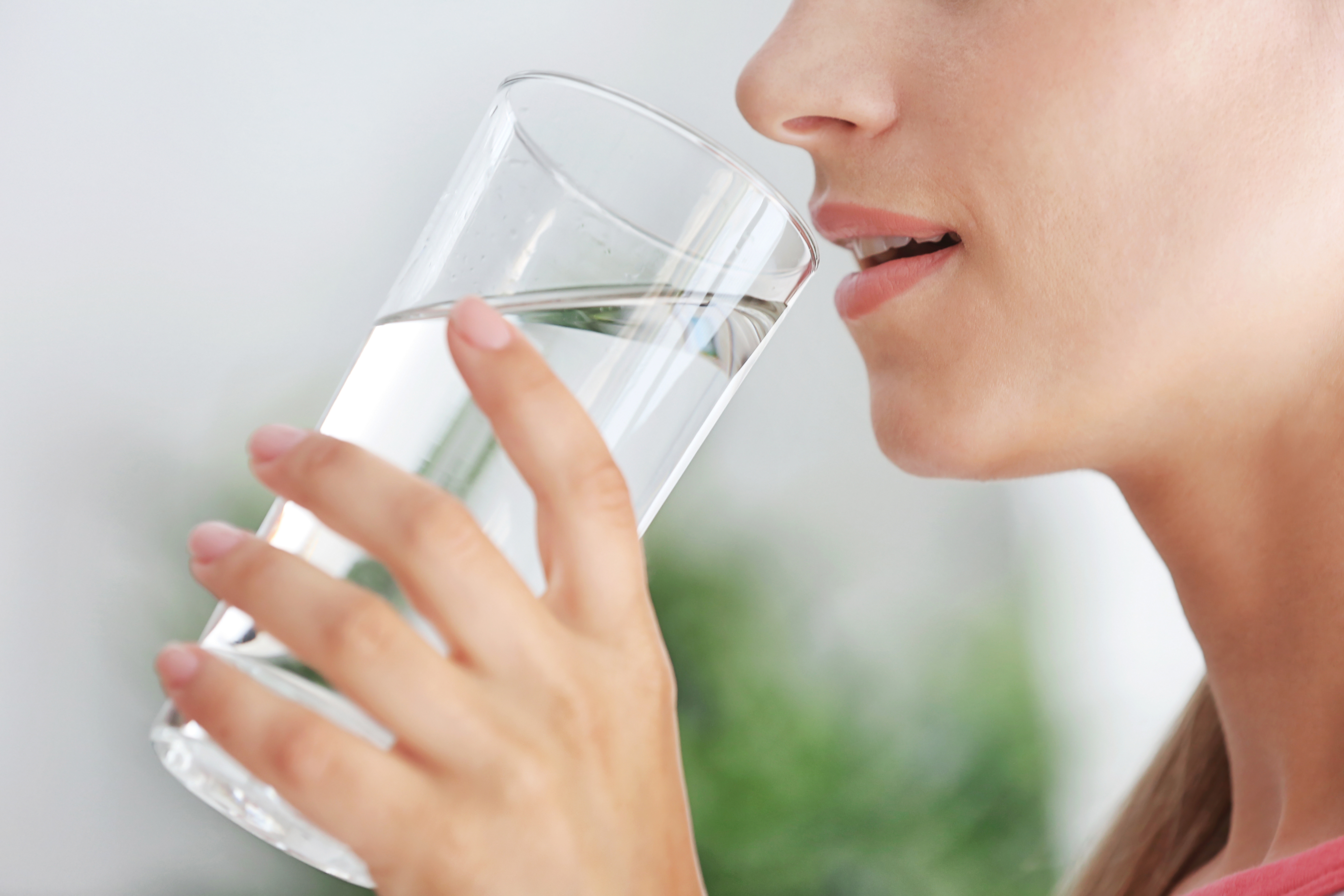 水を飲む画像